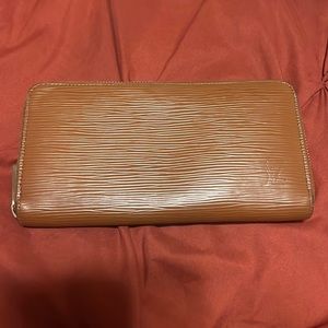 Louis Vuitton Brown zippy wallet … great condition and authentic